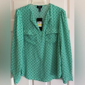 NWT-Jones New York Green & White Geometric Button-Down Shirt. Size Medium